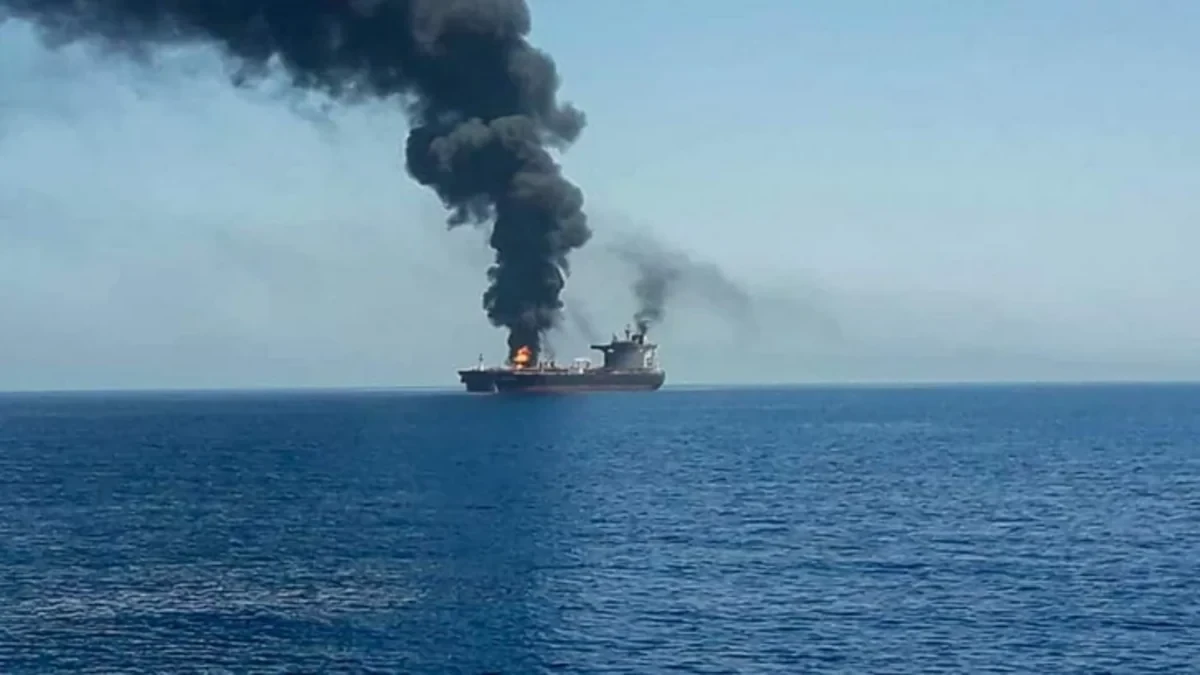 Hörmüz boğazında tanker minaya düşdü