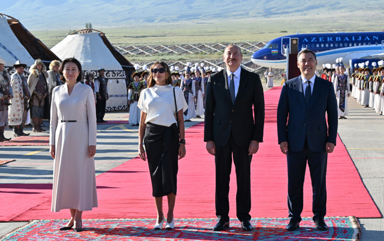 Prezident və xanımını “Yaşa mənim xalqım”la qarşıladılar - VİDEO