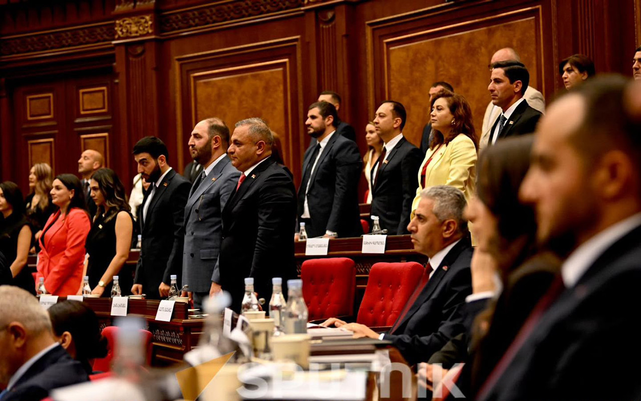 Ermənistan parlamentində gərgin anlar: And içmədilər - VİDEO