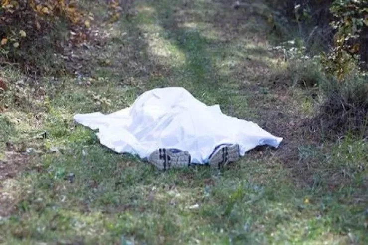 42 yaşlı kişinin evin həyətində meyiti tapıldı