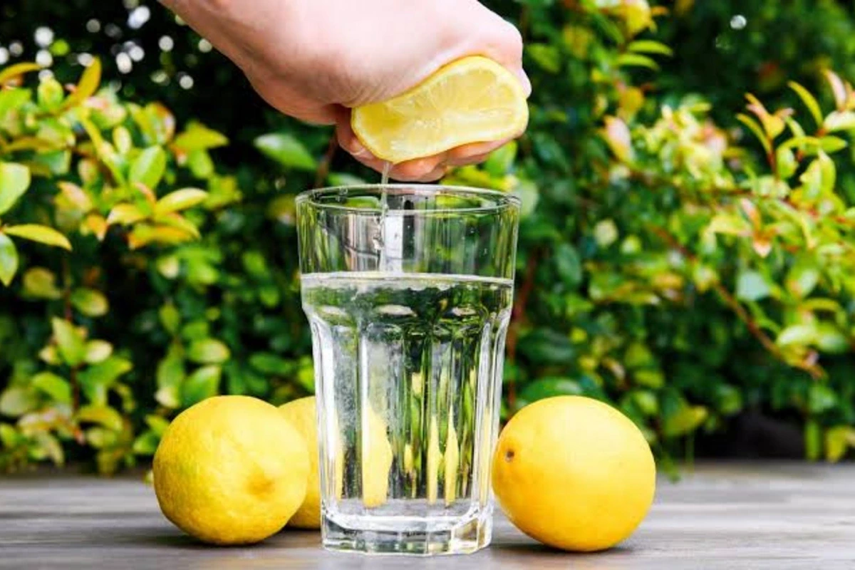 Səhərlər acqarına limonlu su içməyin xeyiri və zərəri 