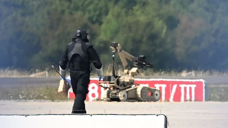 Almaniyada hava limanında partlayış siqnalı