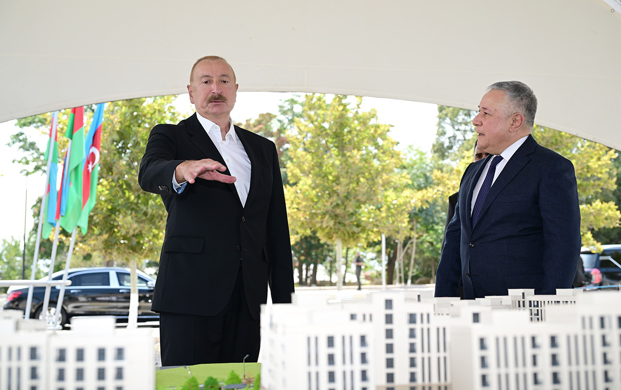 Prezident sosial evlər kompleksinin təməlini qoydu - FOTOLAR