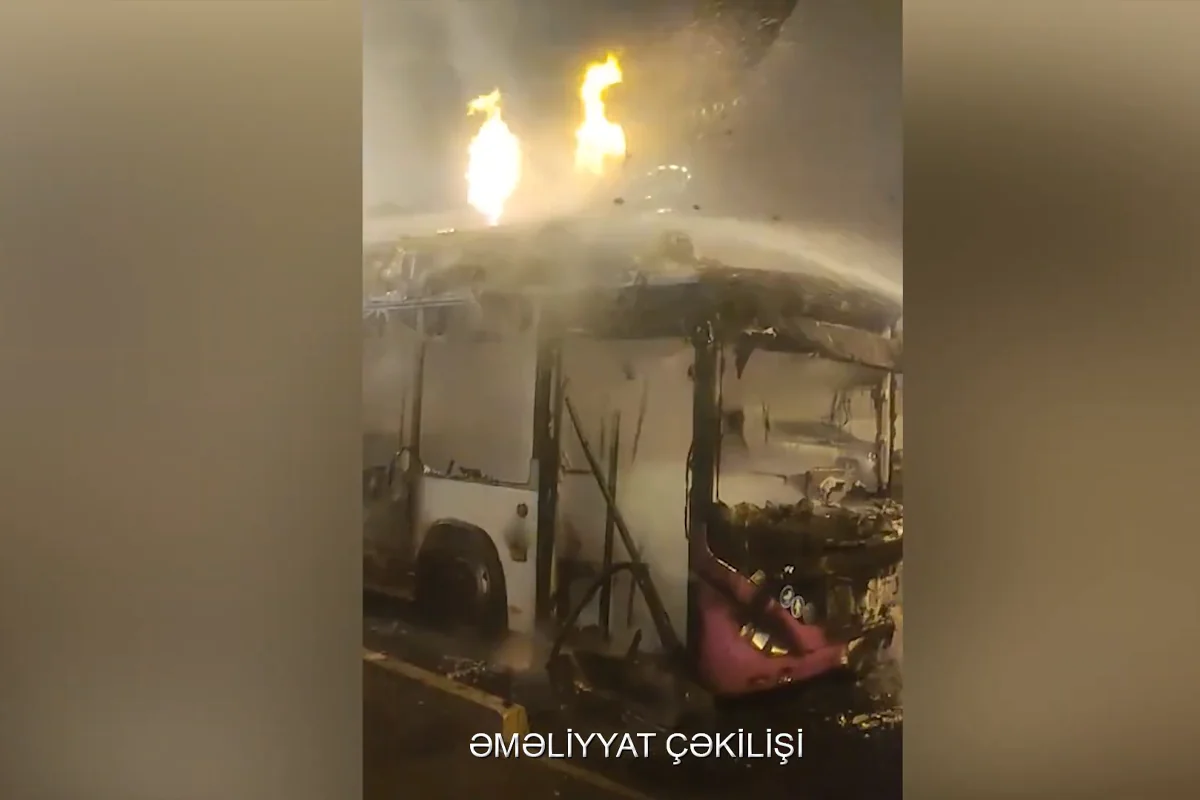 Bakıda avtobusda yanğın baş verdi - VİDEO