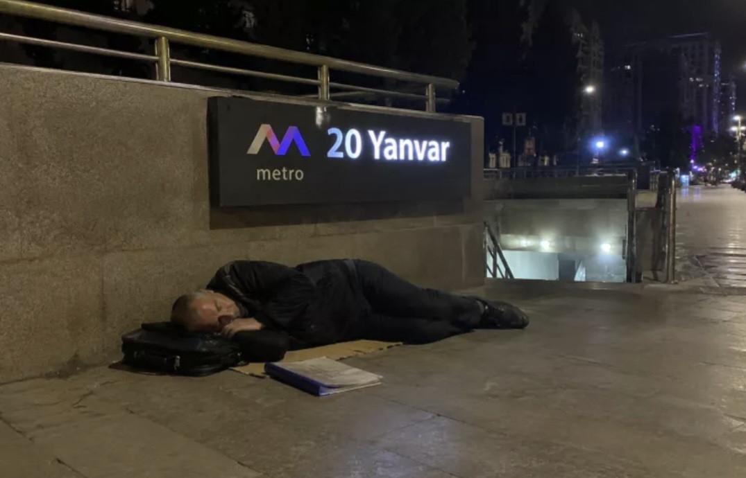 Bakıda müəllim küçədə yatdı - Hər şeyi oğurlandı