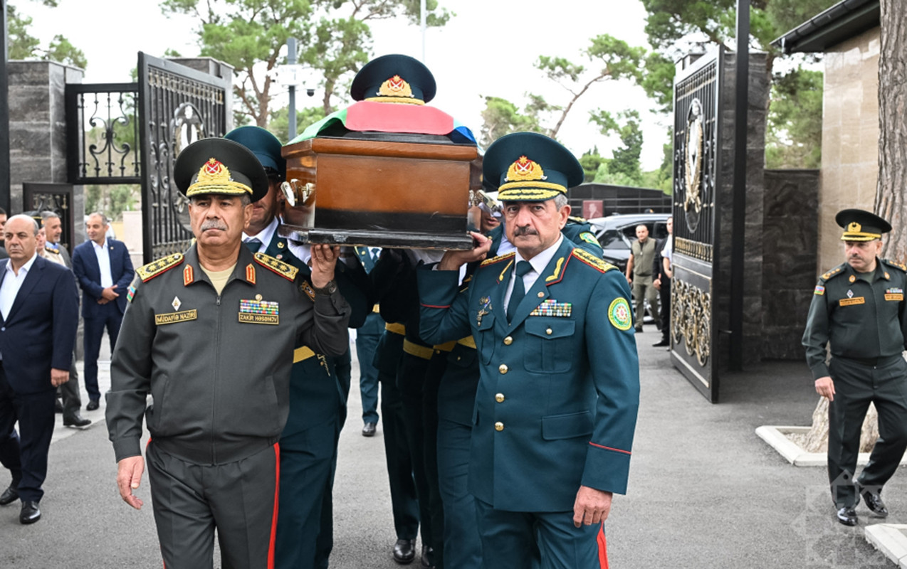 Zakir Həsənovla Elçin Quliyev generalın dəfnində - FOTOLAR