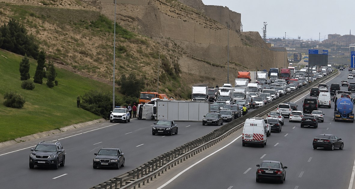 Dairəvi yolda yük maşını aşdı - Tıxac yarandı