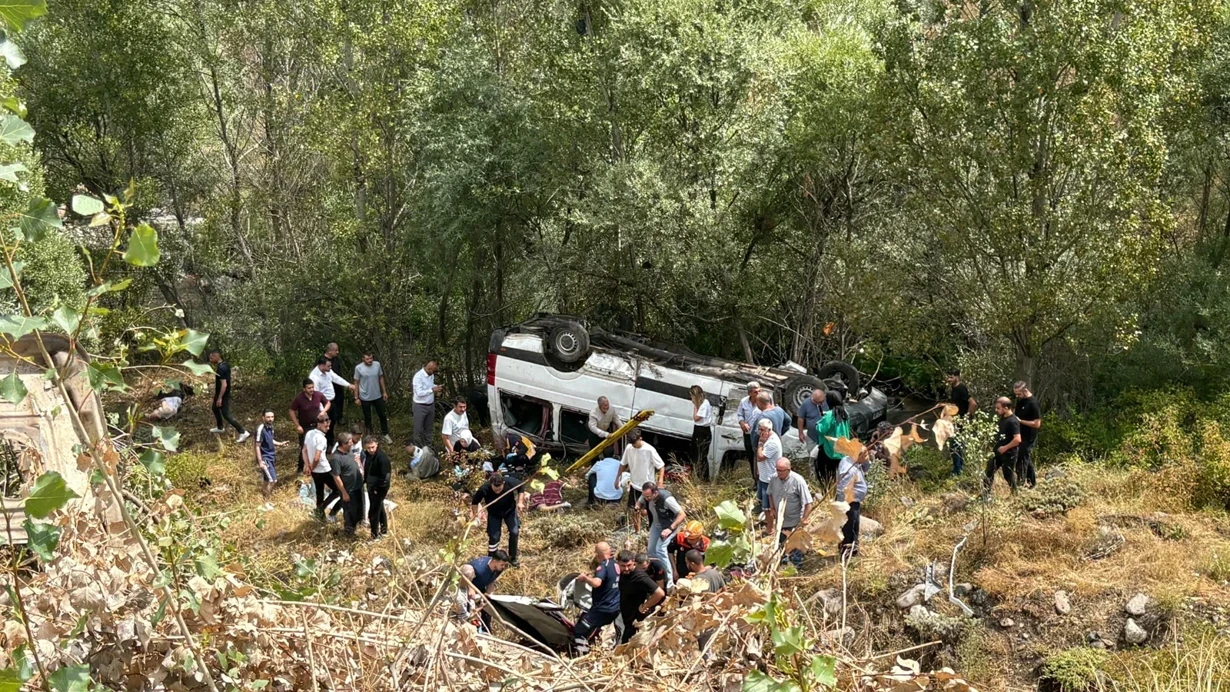 Avtobus dərəyə aşdı - 4 ölü, 10 yaralı