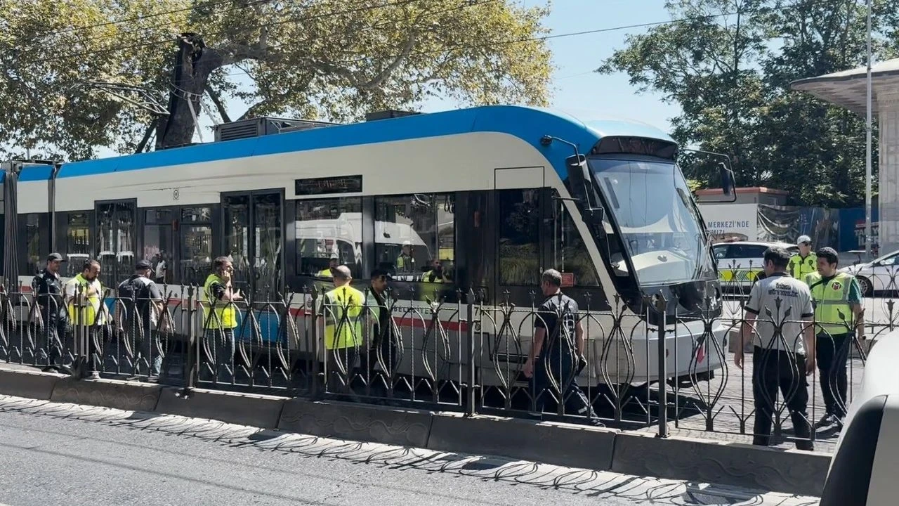 Tramvay relsdən çıxdı - Türkiyədə bədbəxt hadisə 