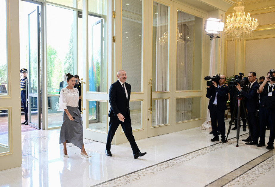 Prezidentlə xanımı İsmayıl Samani türbəsi ilə tanış oldu