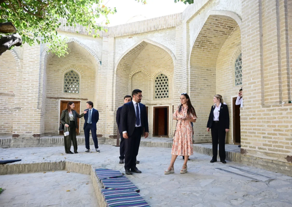 Leyla Əliyeva ilk Buxara Biennalesinin əsərləri ilə tanış oldu - FOTOLAR