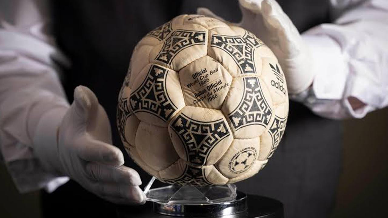 Maradonanın \"Tanrının əli\" adlandırdığı top fantastik qiymətə satıldı&nbsp;