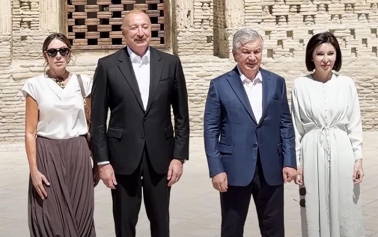 Prezidentlər xanımları ilə Buxaranı gəzdilər - FOTO