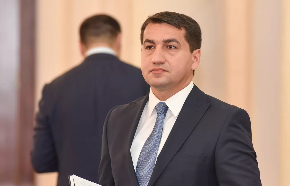 Zelenski Hikmət Hacıyevi təltif edib