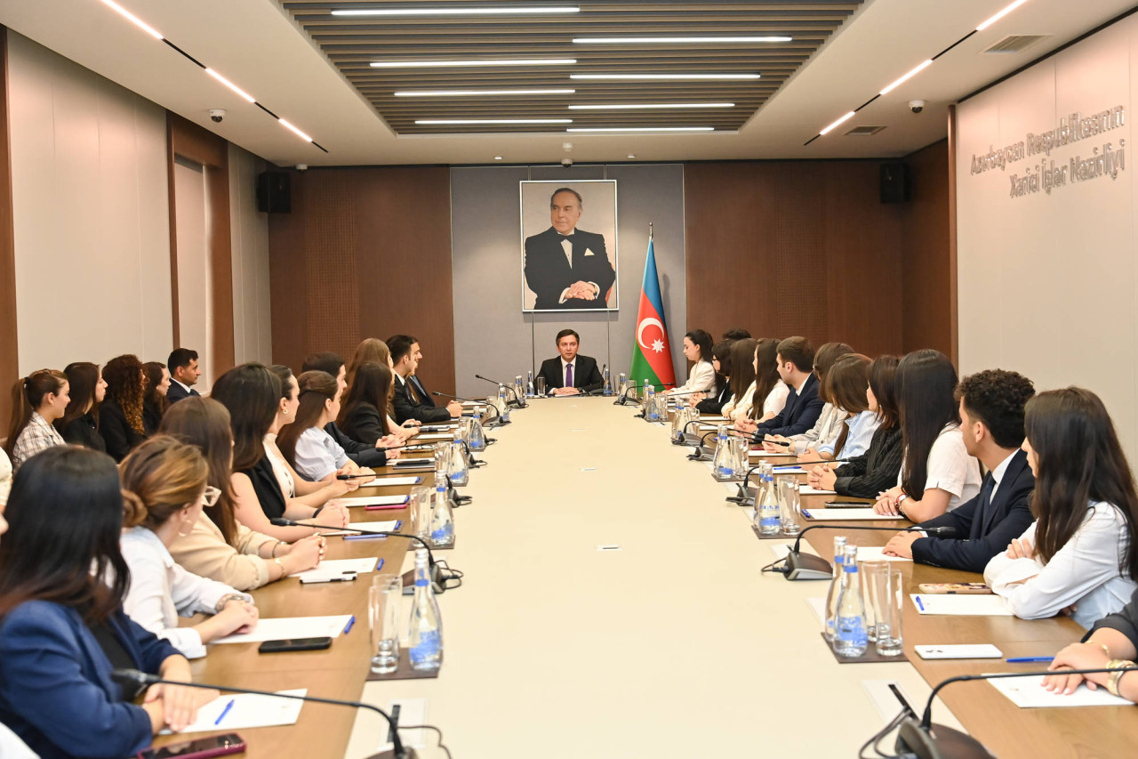 Yalçın Rəfiyev IV “Maarifçi” tələbə-məzun proqramının iştirakçıları ilə görüşdü - FOTO