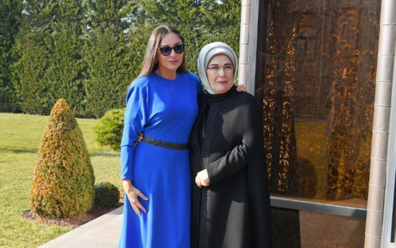 Əminə Ərdoğan Mehriban Əliyevaya zəng etdi 