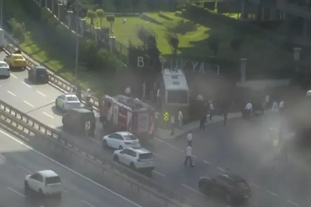 İstanbulda avtobus divara çırpıldı:&nbsp;1 ölü, 17 yaralı var - YENİLƏNİB