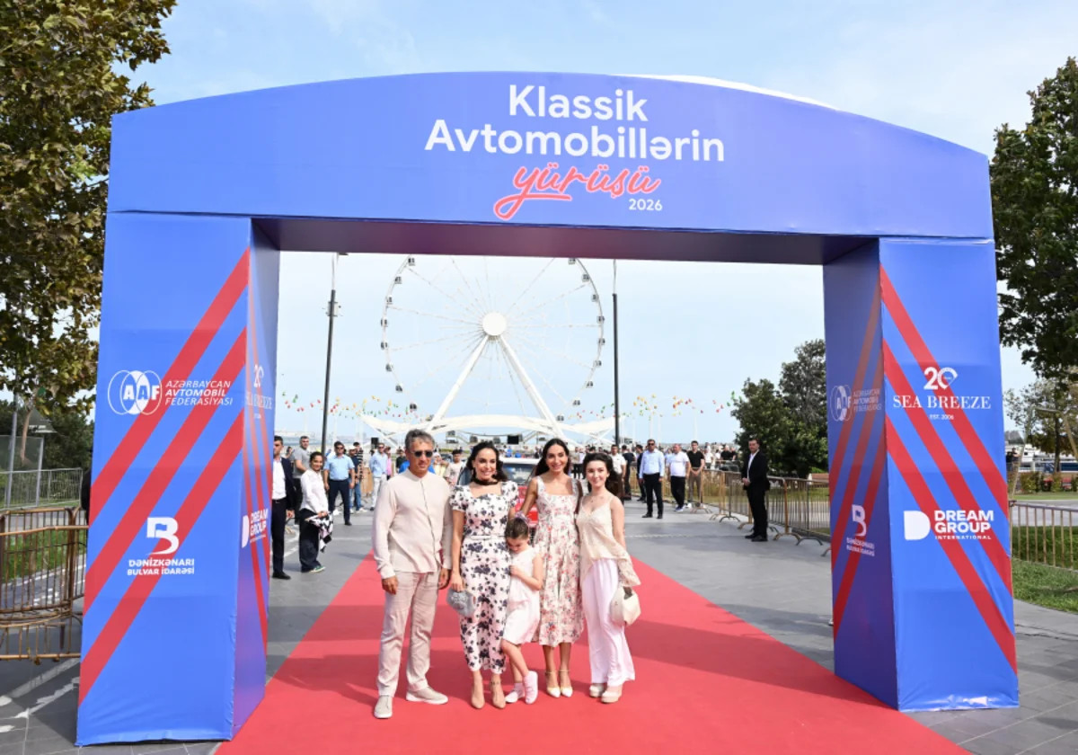 Leyla Əliyeva və Arzu Əliyeva klassik avtomobillərin yürüş və sərgisini izləyiblər