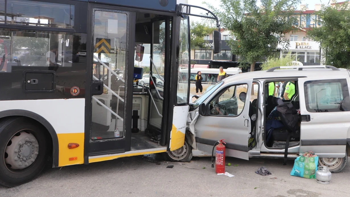 2 avtomobil toqquşdu - Çox sayda yaralı var