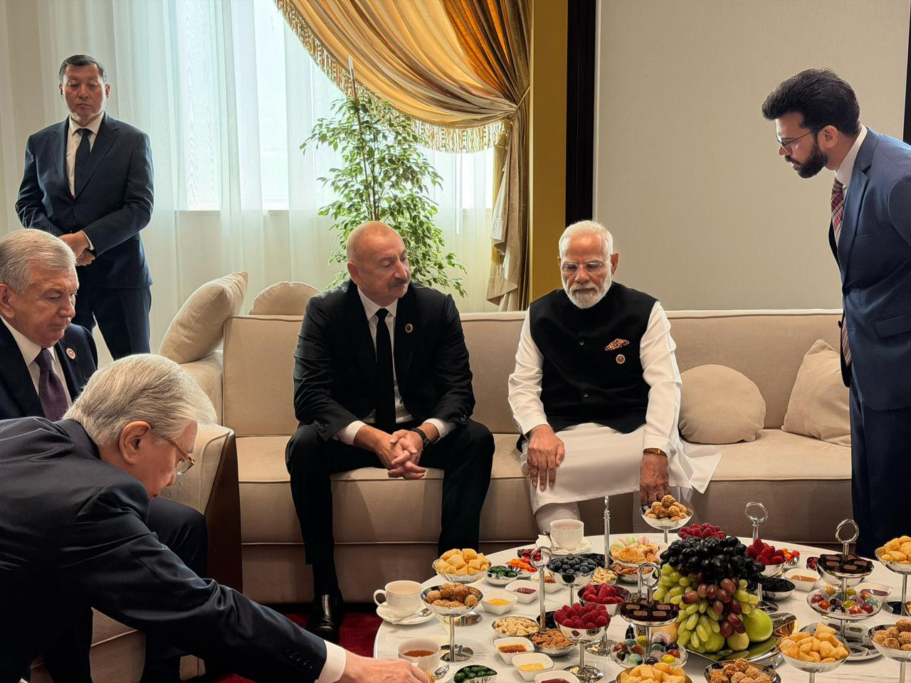 İlham Əliyev Narenda Modi ilə görüşdü - FOTO