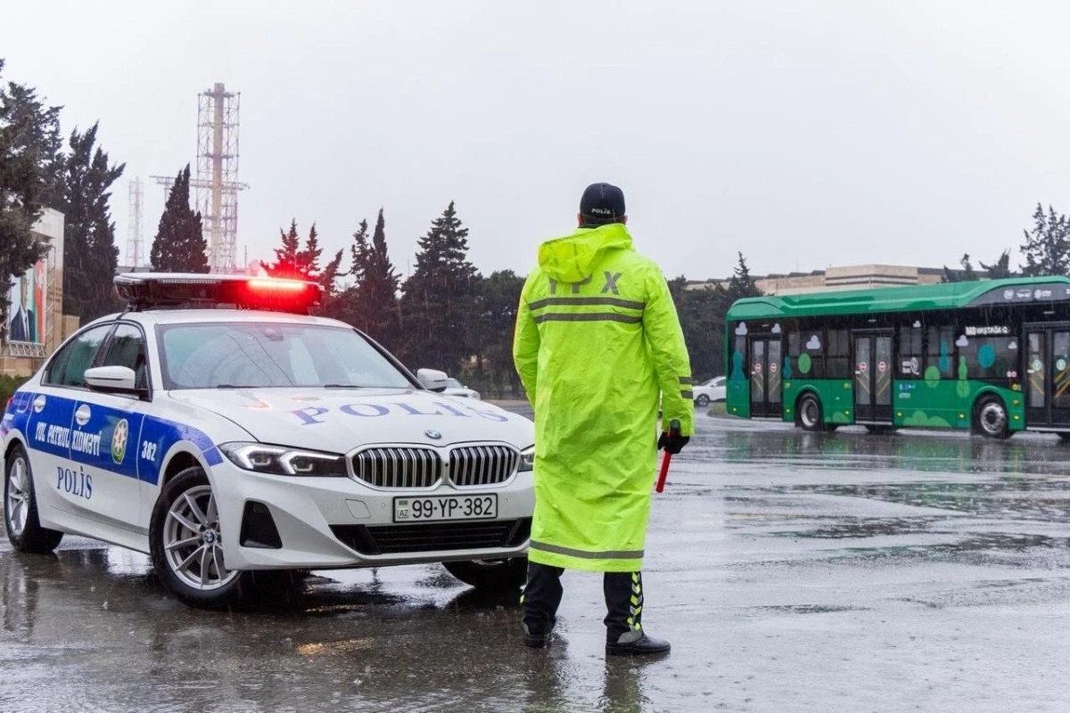 Yağışlı havada polis əməkdaşları gücləndirilmiş iş rejimində çalışırlar