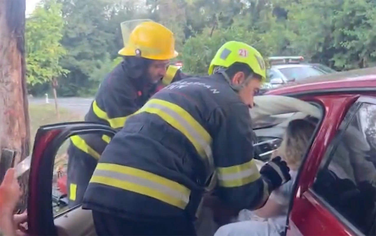 Qaxda qadın sürücü BMW-ni ağaca çırpdı - VİDEO&nbsp;&nbsp;