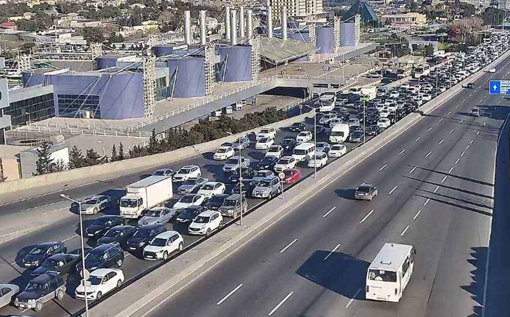 Bu yollarda tıxac var - SİYAHI