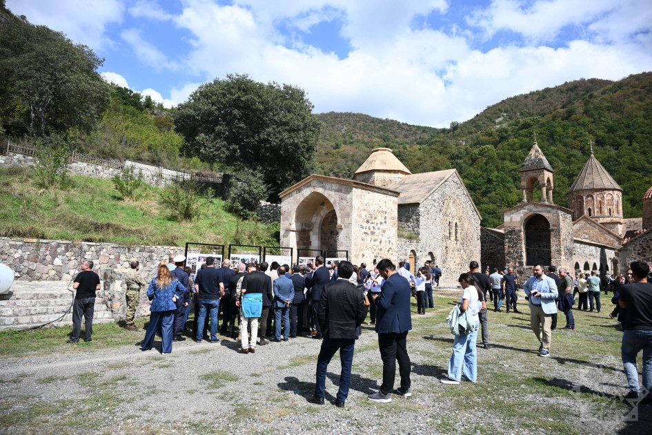 Diplomatlar Kəlbəcərdə Xudavəng monastır kompleksində - FOTOLAR