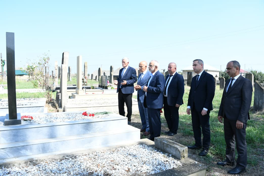 Araz Əhmədov Mahmudavarda şəhid məzarlarını ziyarət etdi - FOTOLAR