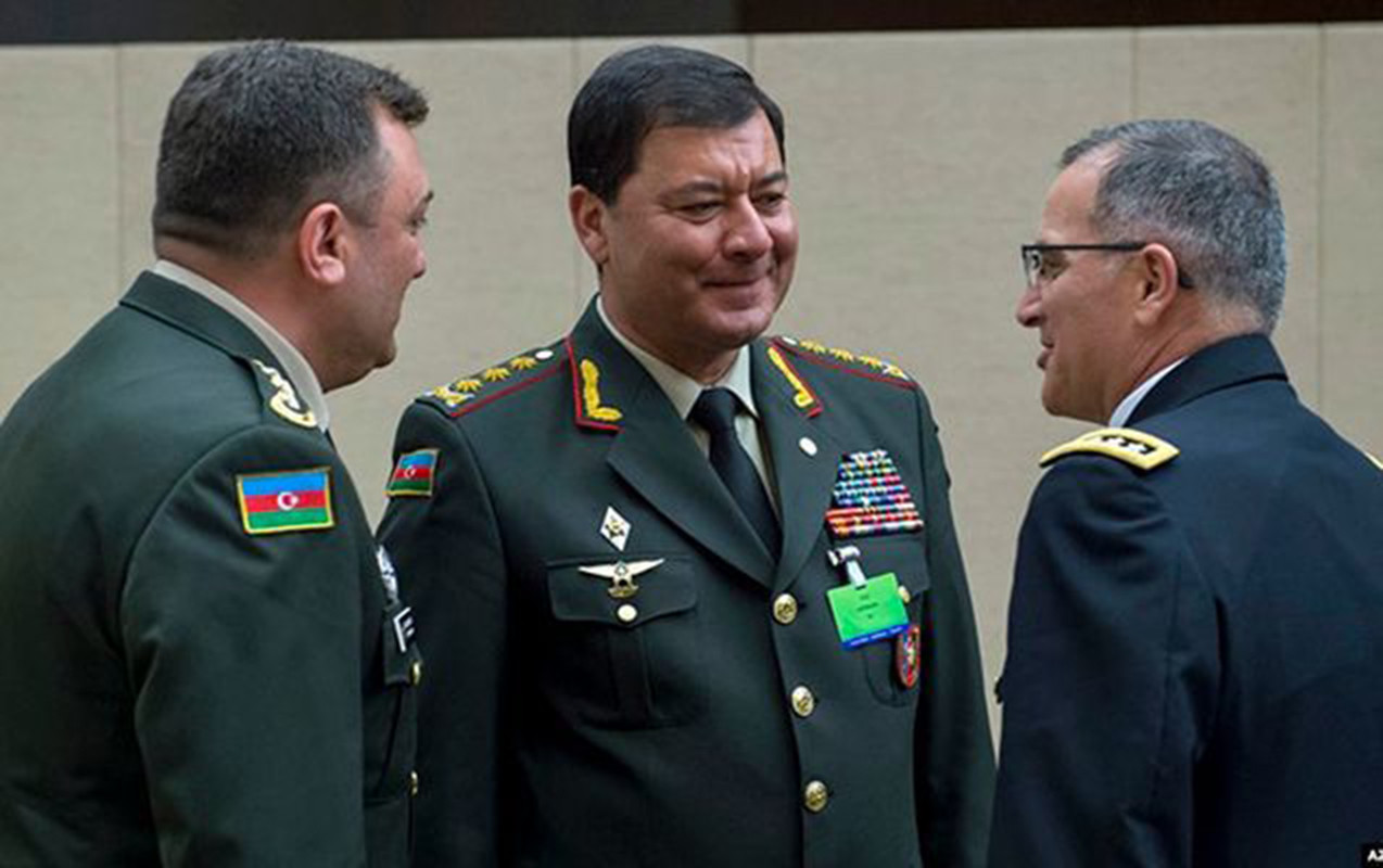 Nəcməddin Sadıkova 21 minlik armudu stəkan alan polkovnikin məhkəməsi başladı&nbsp;