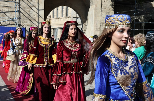 İçərişəhərdə “Milli Geyimlər Günü” keçirildi - FOTOLAR