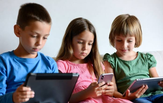 Aİ-dən uşaqların sosial media istifadəsini dəyişəcək YENİ QƏRAR