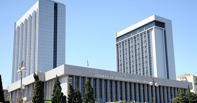 Deputatların və bir sıra yüksək vəzifəlilərin pensiya təyinatı asanlaşır
