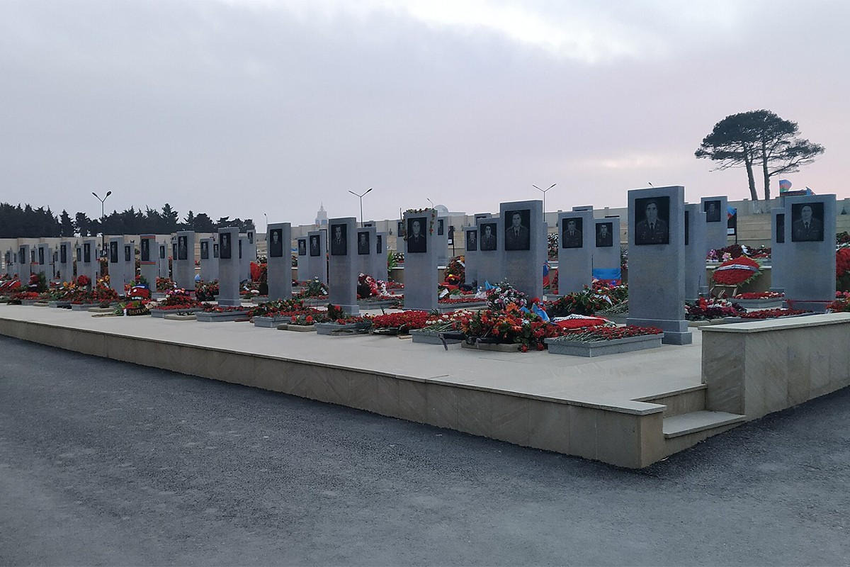 Vətən müharibəsinin ildönümü ilə əlaqədar Hərbi Memorial Məzarlığa ziyarət başladı