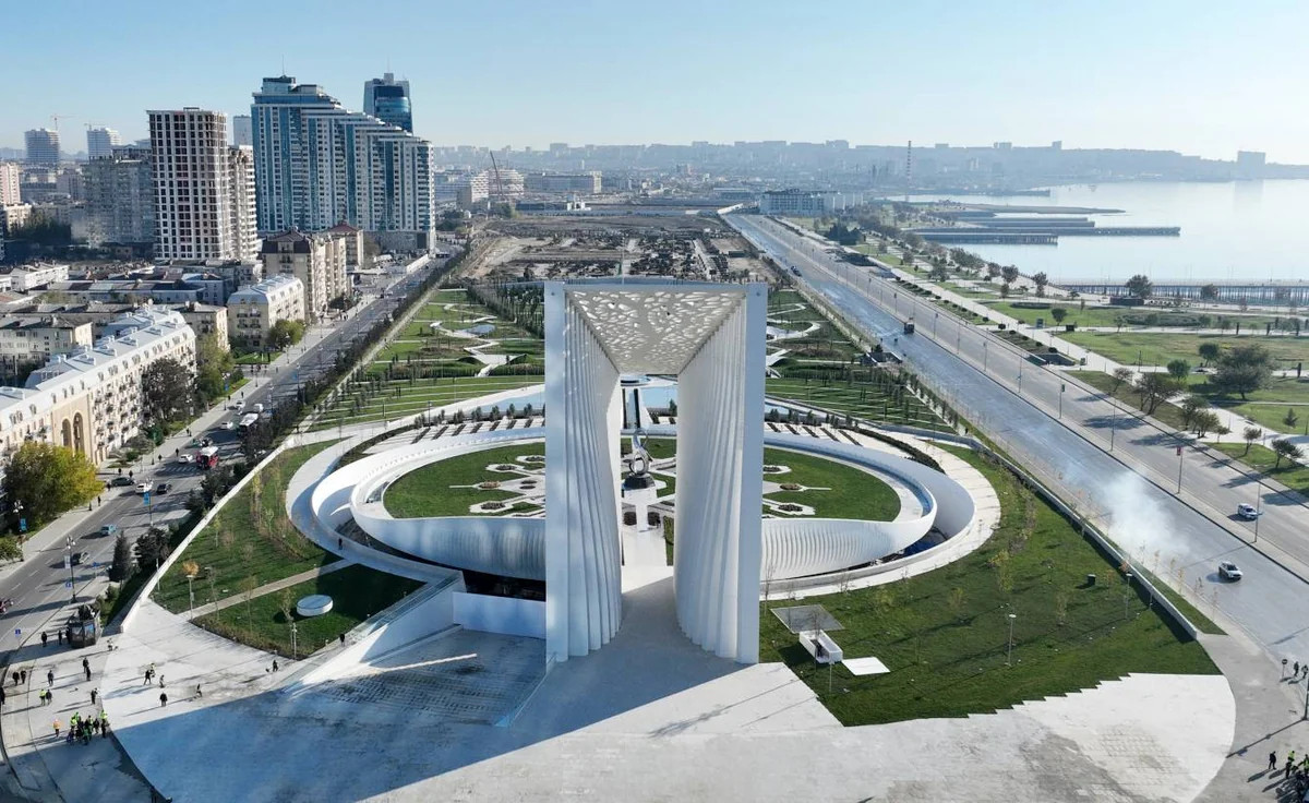 Rəsmilər Zəfər parkında oldular - FOTOLAR