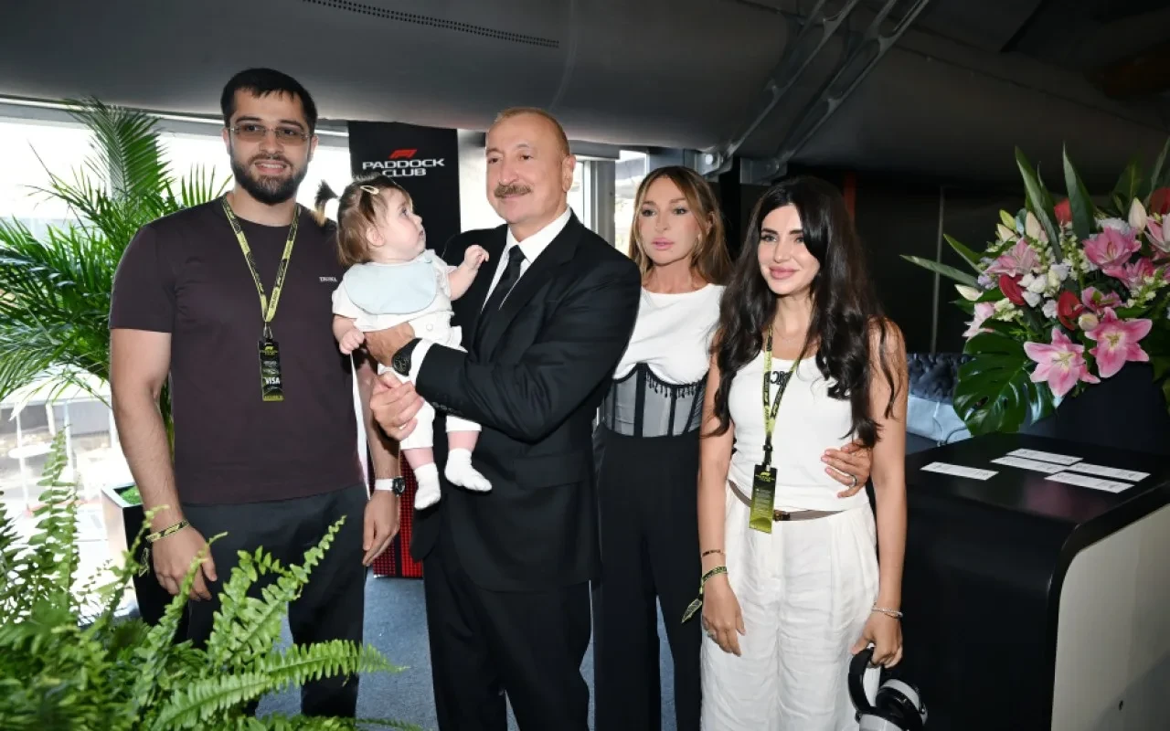 Formula 1-də Prezident və xanımı ilə şəkil çəkdirən ailə kimdir? - FOTOLAR