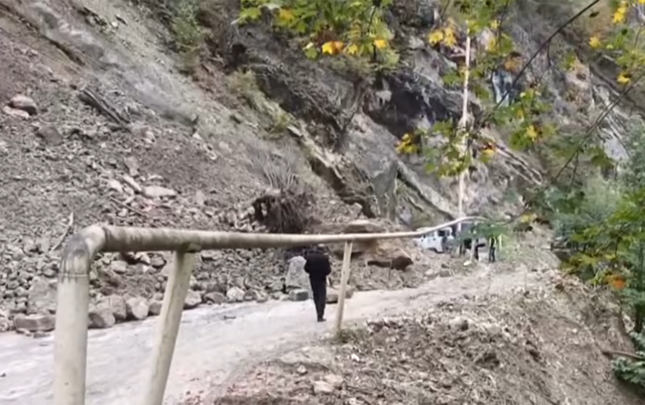 Quba-Xınalıq yolunda torpaq sürüşməsi - Hərəkət dayandı - VİDEO