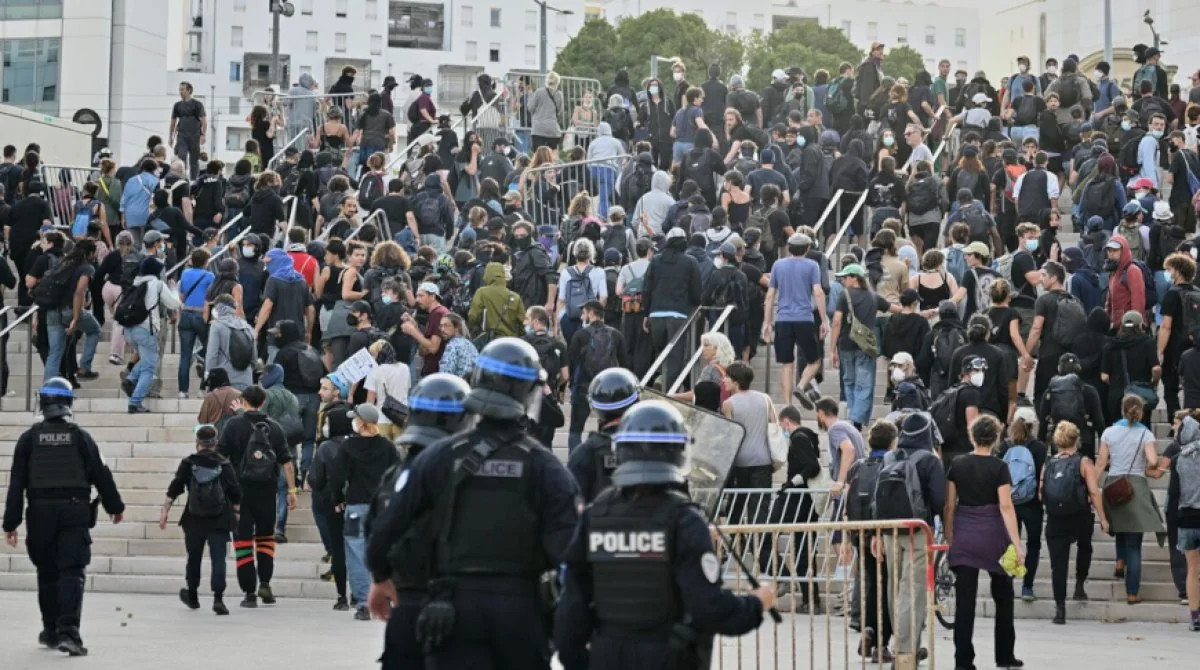 Fransa polisi beş mindən çox etirazçını saxladı