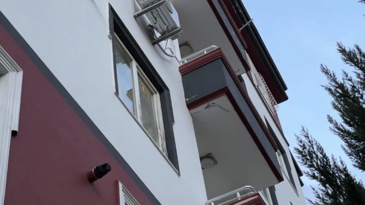 Ana, həyat yoldaşı və azyaşlı övladı pəncərədən yıxıldı