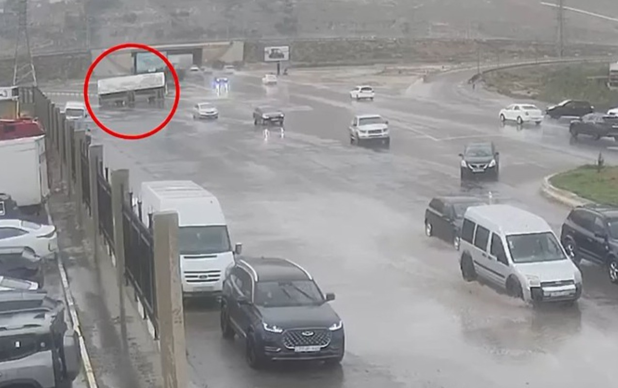 Bakıda marşrut avtobusu belə aşdı - Anbaan görüntülər&nbsp;