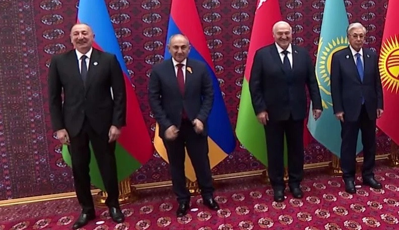 Lukaşenko Paşinyanı Əliyevə göstərib zarafat etdi - \"Bizdən qaça bilməyəcək!\"