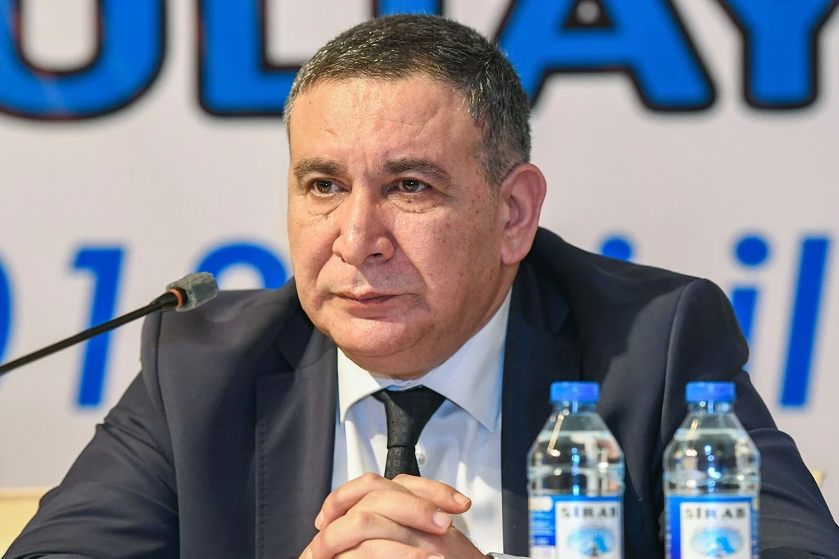 “Vahid məktəbli geyiminin əleyhinəsənsə, sekulyar Azərbaycan dövlətinin varlığına qarşısan!”