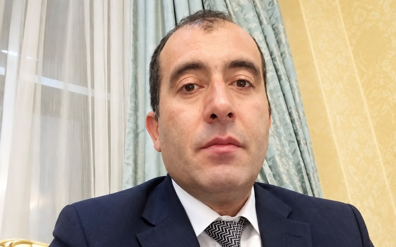 Restoranda pul alarkən tutulmuşdu - Məmura hökm oxundu 
