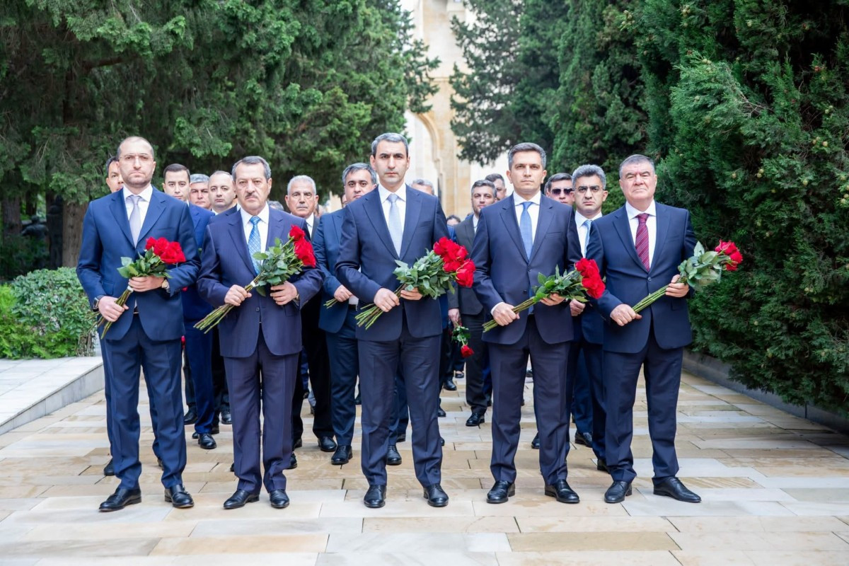 ADY kollektivi Fəxri xiyabanı ziyarət etdi - FOTOLAR