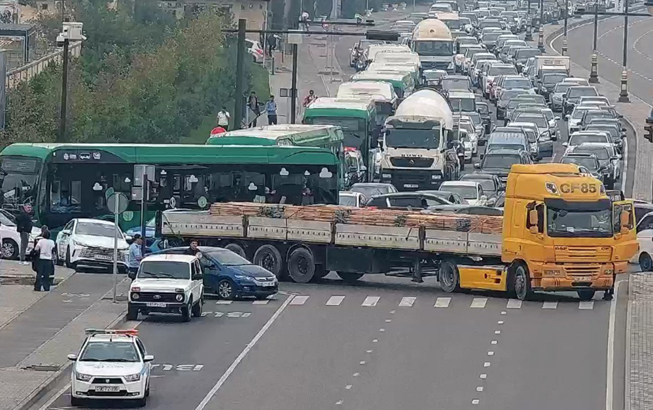 Yük maşını prospektdə hərəkəti iflic etdi -&nbsp;FOTO - YENİLƏNİB