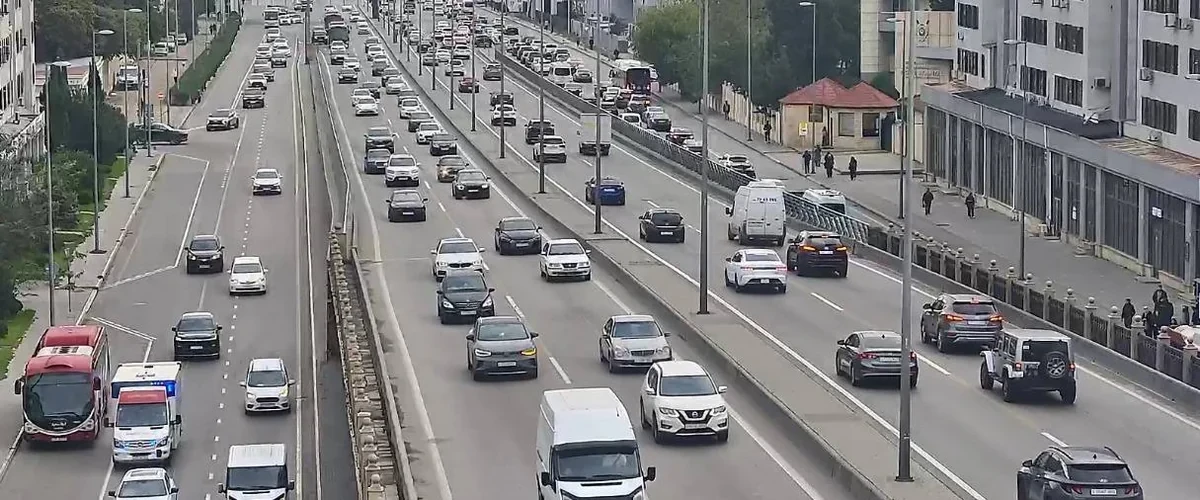 Bakının bir sıra yollarında sıxlıq var - SİYAHI