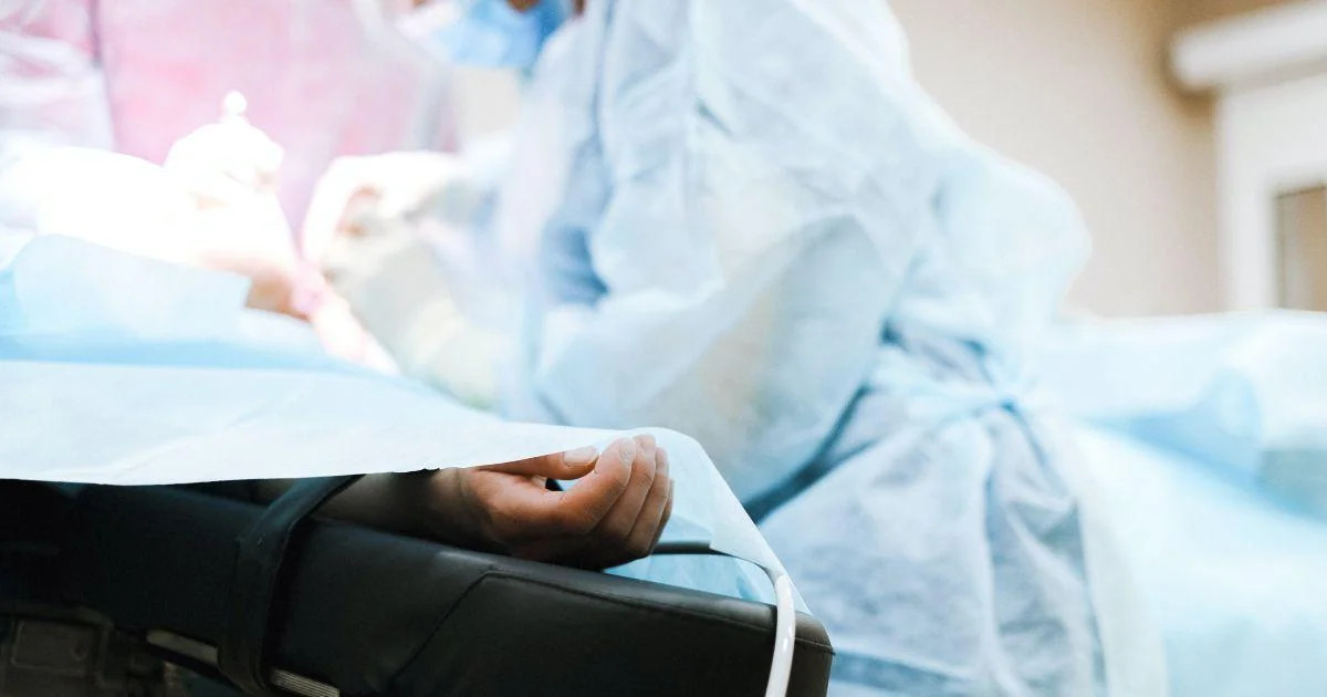 Kişi pilləkəndən yıxılaraq öldü