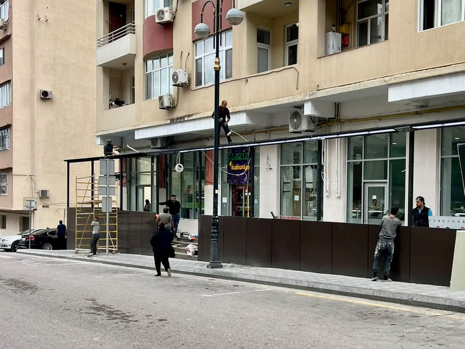 Bakıda piyadaların yolunu kəsən qanunsuz tikinti sökülür - FOTO/VİDEO