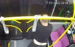 Bakıda sərxoş sərnişin avtobusun şüşəsini sındırdı - ANBAAN GÖRÜNTÜLƏR