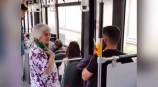 Bakıda əlindən bıçaq olan qadın təşviş yaratdı - VİDEO